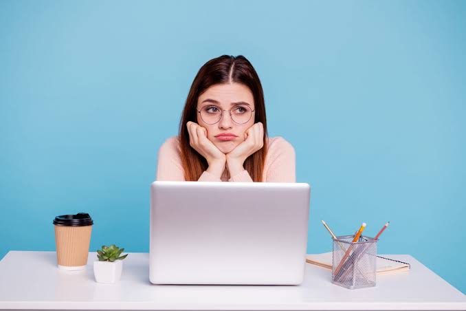 Bore-out : quand l&rsquo;ennui au travail devient une souffrance invisible